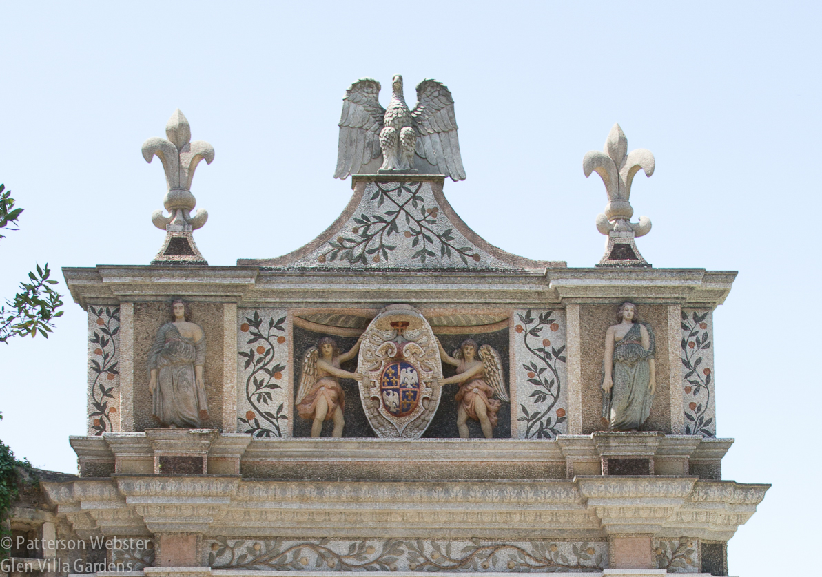 The eagle atop the Owl Fountain is one of the symbols of the powerful d'Este family. 