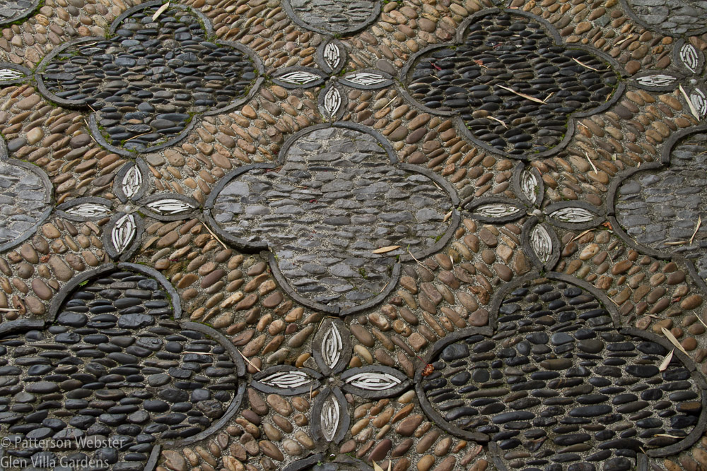 The paving in the female half of the garden uses stones of different colours and different textures, arranged in different directions, to create a beautiful flower design.