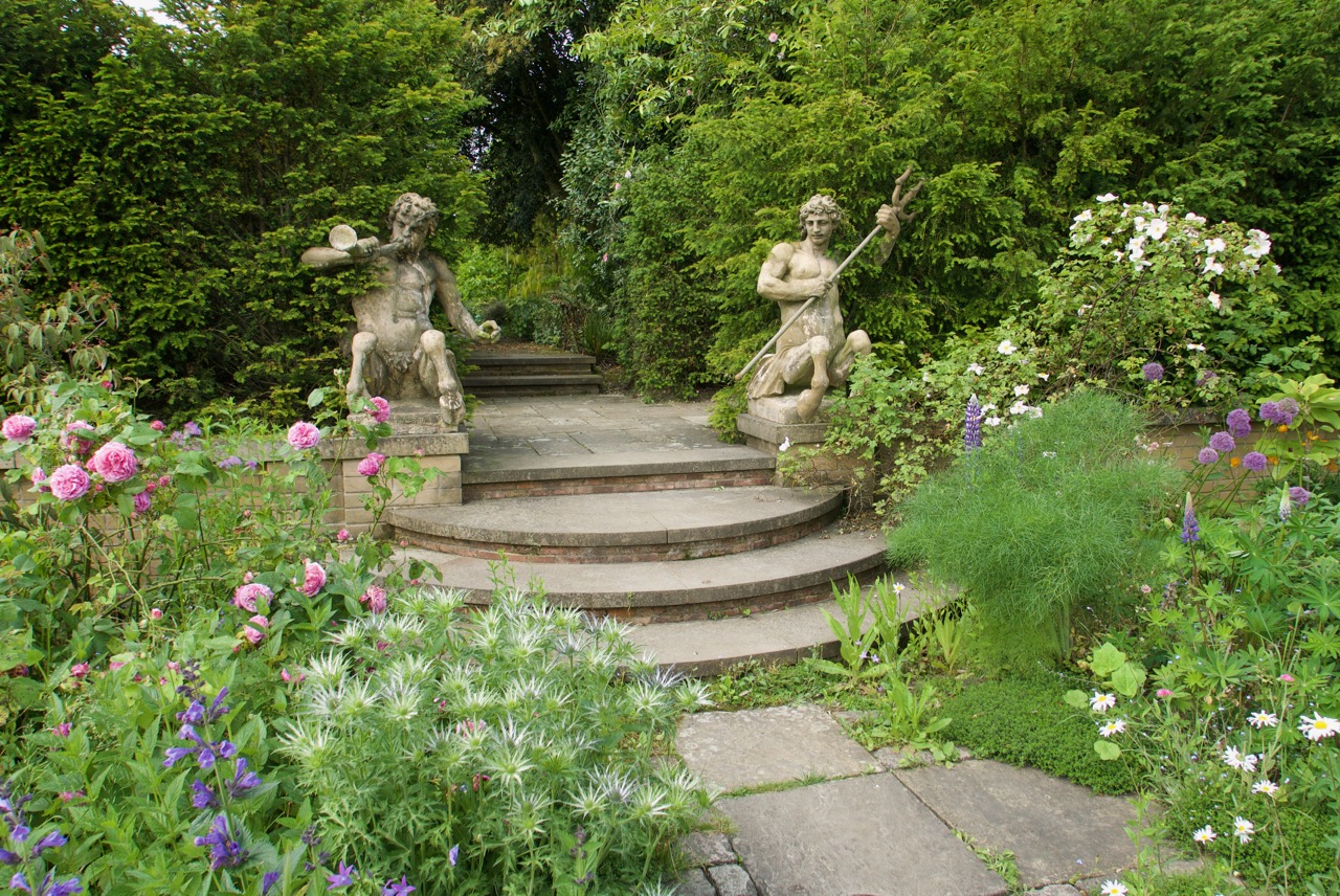 This pair of statues were typical of statuary that appeared in different garden rooms.