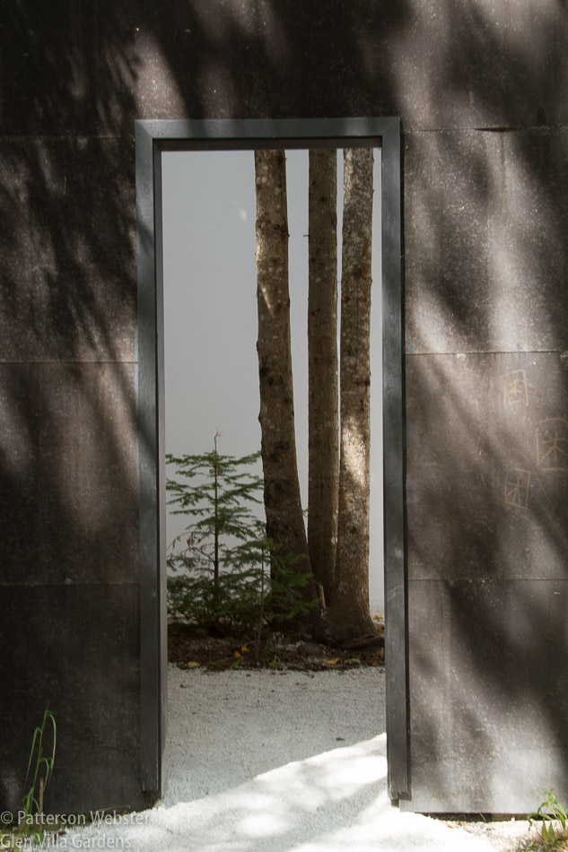 The black exterior walls blend into the forest; the white interior walls present the trees like works of art.