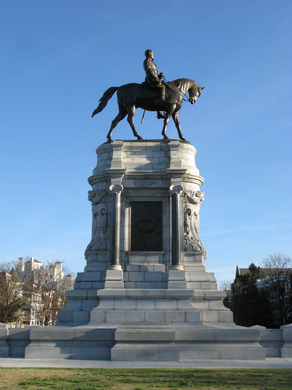 This statue on Richmond's Monument Avenue shows Robert E. Lee astride his horse Traveller.