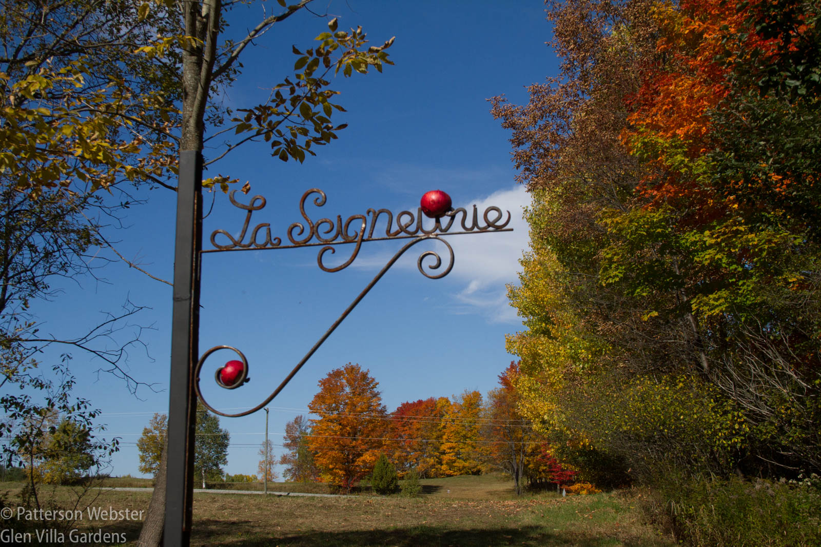 Who put the apples on the Seigneurie sign? Thank you, whoever it was!