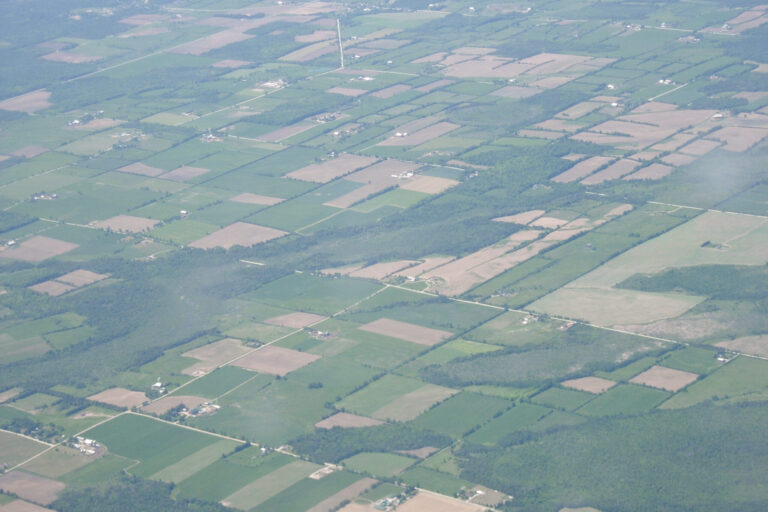 I must have taken this photo through a very dirty window. Even so, it shows how many colours a patchwork of fields can contain. I must have taken this photo through a very dirty window. Even so, it shows how many colours a patchwork of fields can contain.