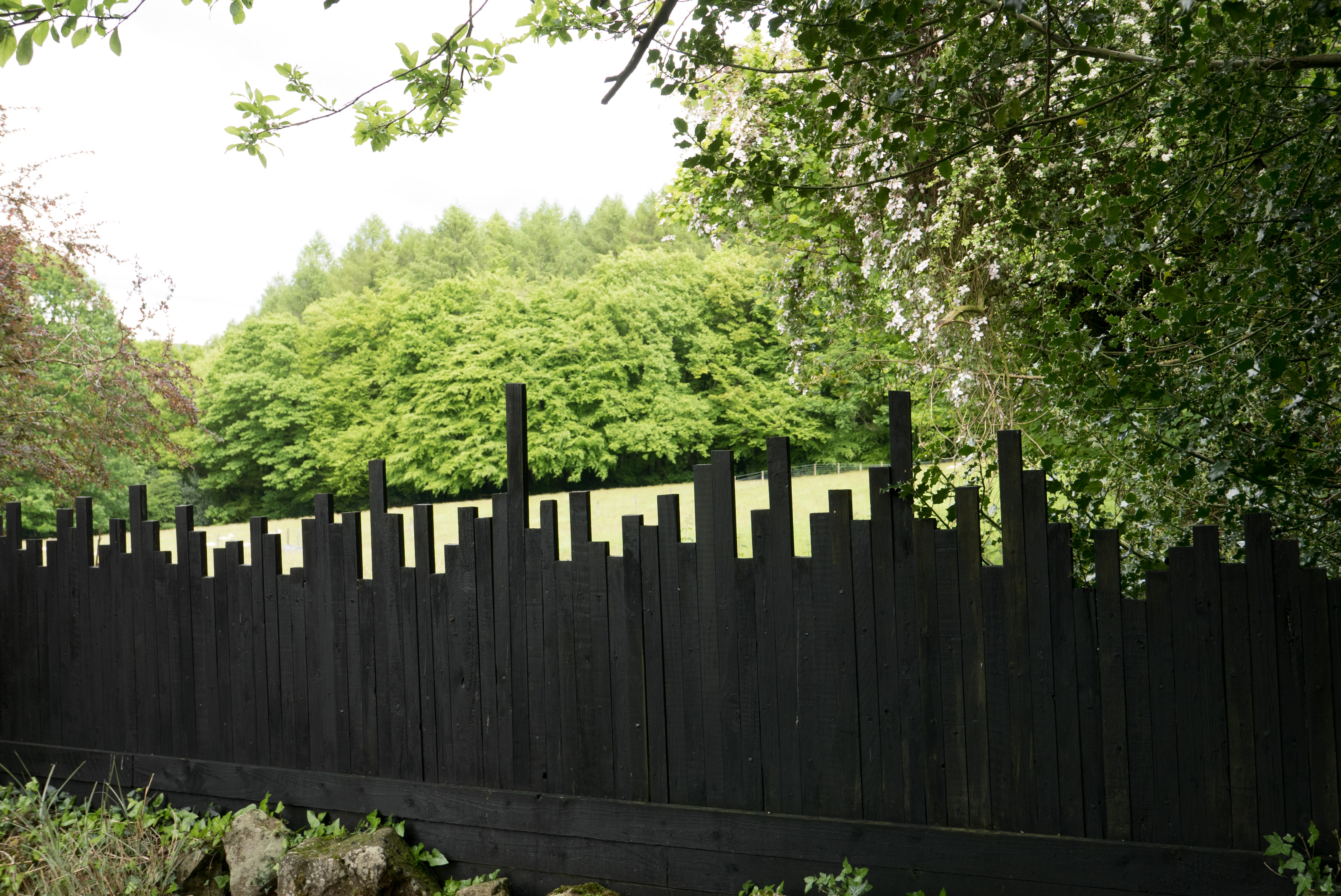 I like this simple fence. Made of inexpensive materials, it nonetheless looks sculptural, almost like a city skyline or rolling hills.